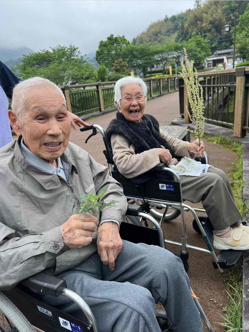 100歳と99歳ご夫婦のお散歩風景